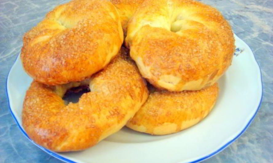 Рецепт сдобных дрожжевых булочек с сахаром на завтрак