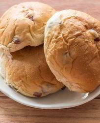 Сладкие булочки с цукатами