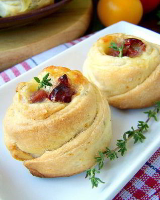 Сливочные булочки с тимьяном, моцареллой и вялеными помидорами