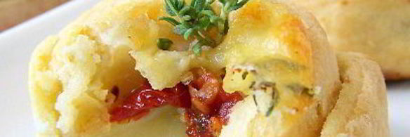 сливочные булочки с тимьяном, моцареллой и вялеными помидорами