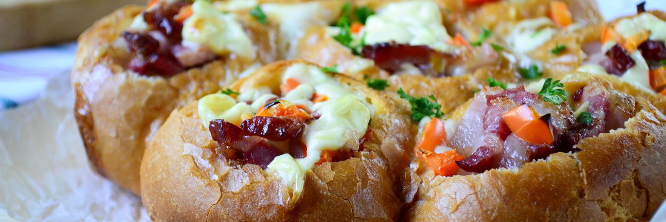 Сырные булочки с яйцом и беконом