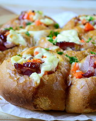 Сырные булочки с яйцом и беконом