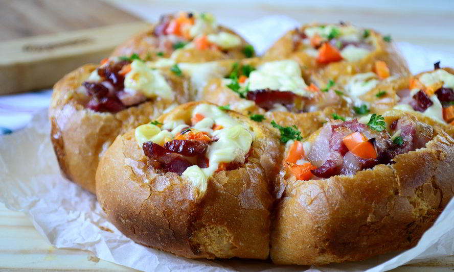 Рецепт сырных булочек с яйцом и беконом