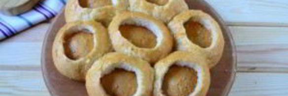 сырные булочки с яйцом и беконом