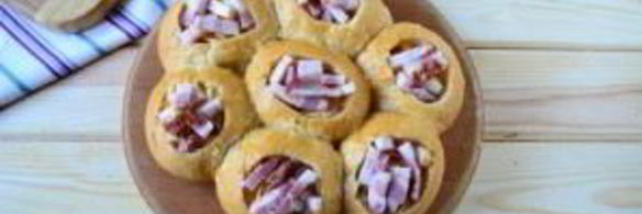 сырные булочки с яйцом и беконом