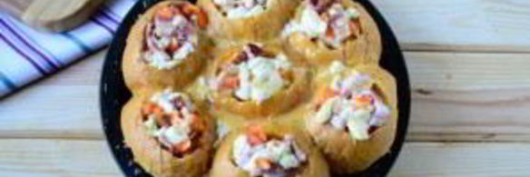 сырные булочки с яйцом и беконом