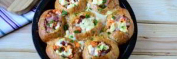 сырные булочки с яйцом и беконом