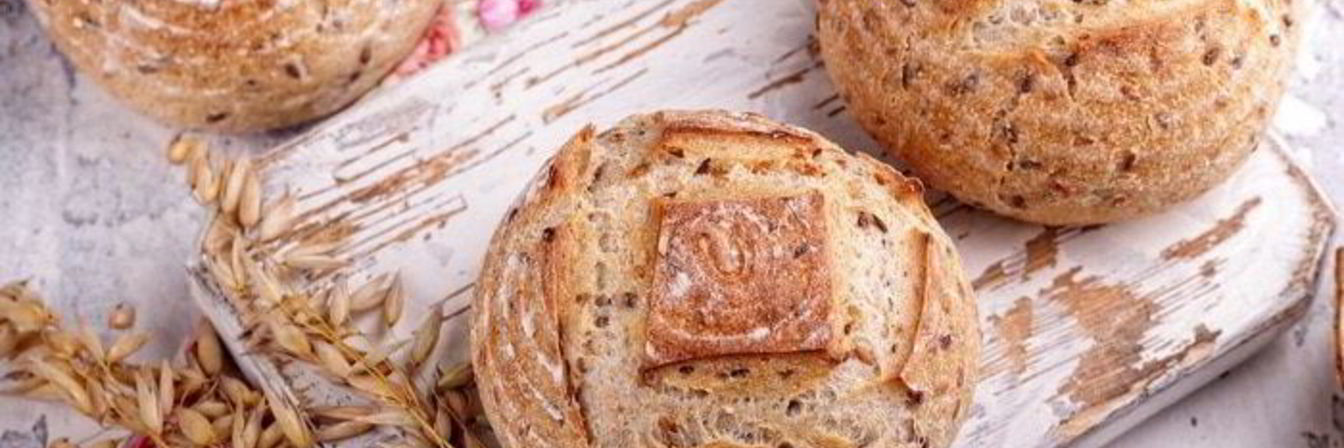 Цельнозерновые булочки с семенами льна на закваске