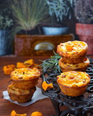 Творожные булочки с курицей и лисичками