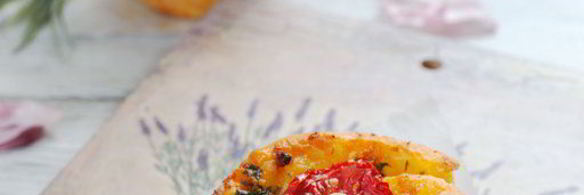 творожные булочки с курицей и лисичками