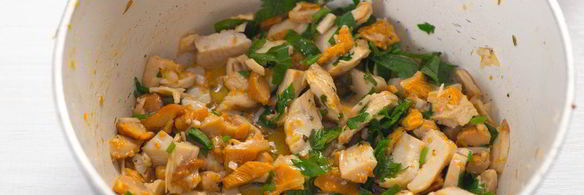 творожные булочки с курицей и лисичками