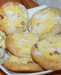 Ватрушки с творогом и изюмом