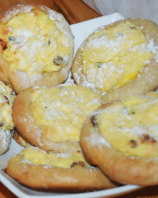 Ватрушки с творогом и изюмом