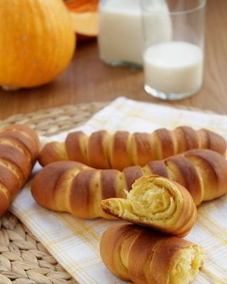 Воздушные тыквенные булочки на сгущенке