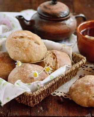 Заварные пшенично-ржаные булочки с изюмом