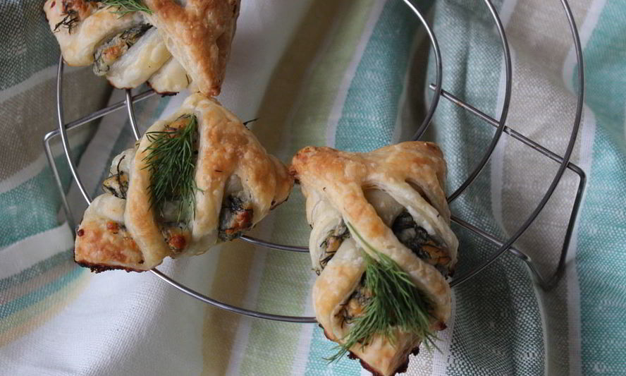 Рецепт быстрых слоек с брынзой и зеленью