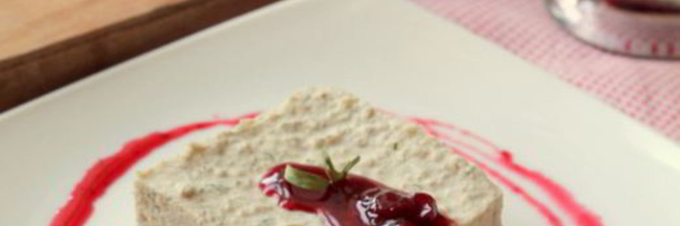 Чизкейк мясной с брусничным соусом