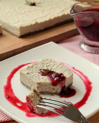 Чизкейк мясной с брусничным соусом