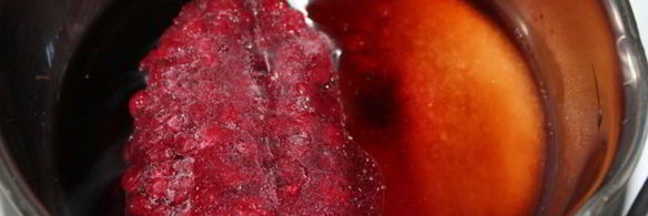 чизкейк мясной с брусничным соусом