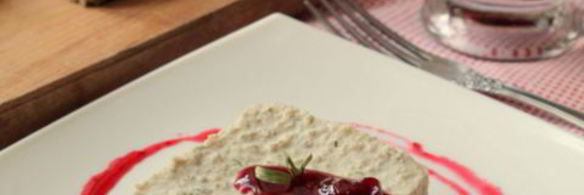 чизкейк мясной с брусничным соусом