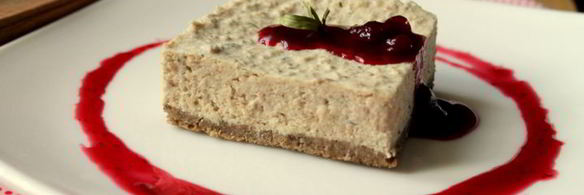 чизкейк мясной с брусничным соусом