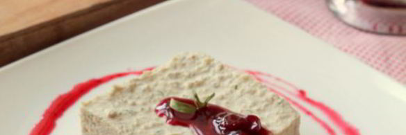 чизкейк мясной с брусничным соусом