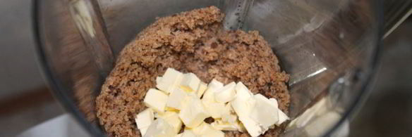 чизкейк мясной с брусничным соусом