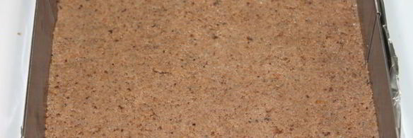 чизкейк мясной с брусничным соусом