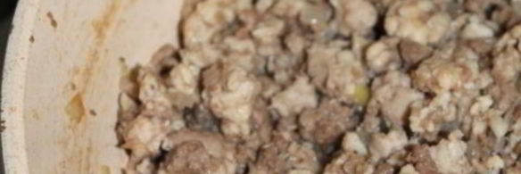 чизкейк мясной с брусничным соусом