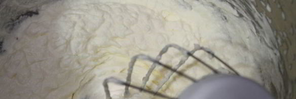 чизкейк мясной с брусничным соусом