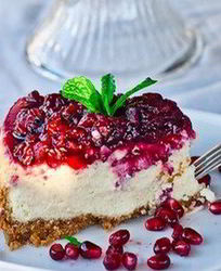 Чизкейк с гранатом, малиной и ежевикой