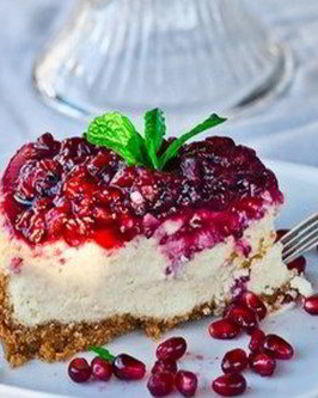 Чизкейк с гранатом, малиной и ежевикой