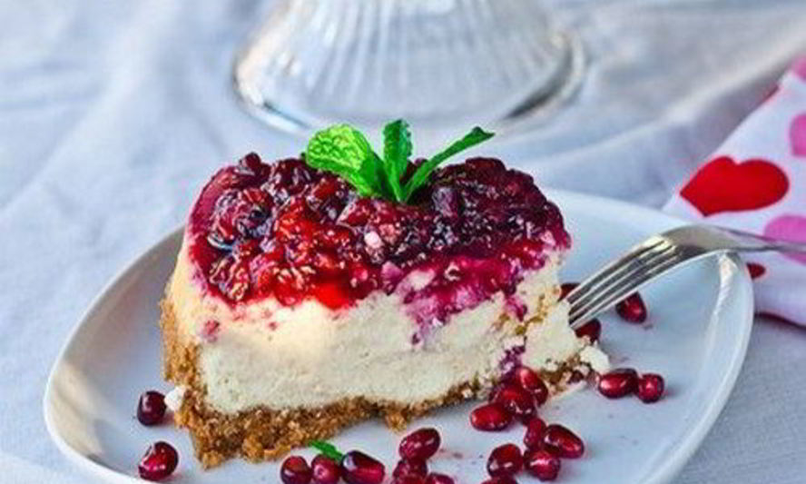 Рецепт чизкейка с гранатом, малиной и ежевикой