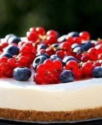 Легкий летний чизкейк с ягодами