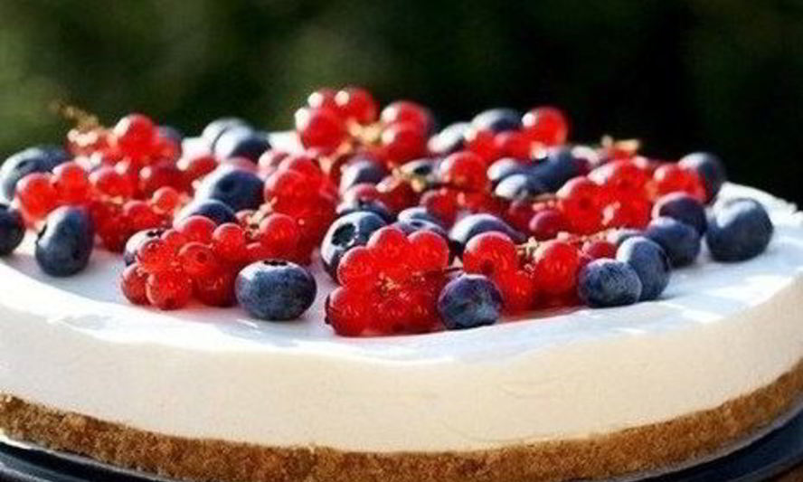 Рецепт легкого летнего чизкейка с ягодами