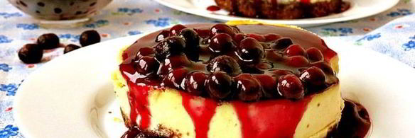 мини-чизкейки с черничным соусом