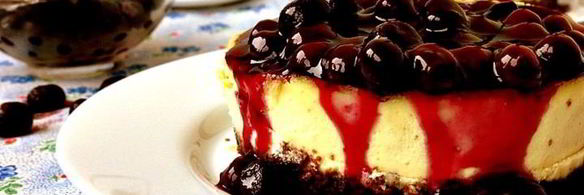 мини-чизкейки с черничным соусом