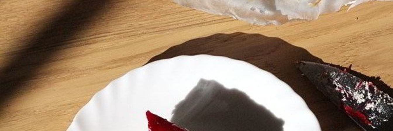 Низкоуглеводный чизкейк с брусничным соусом