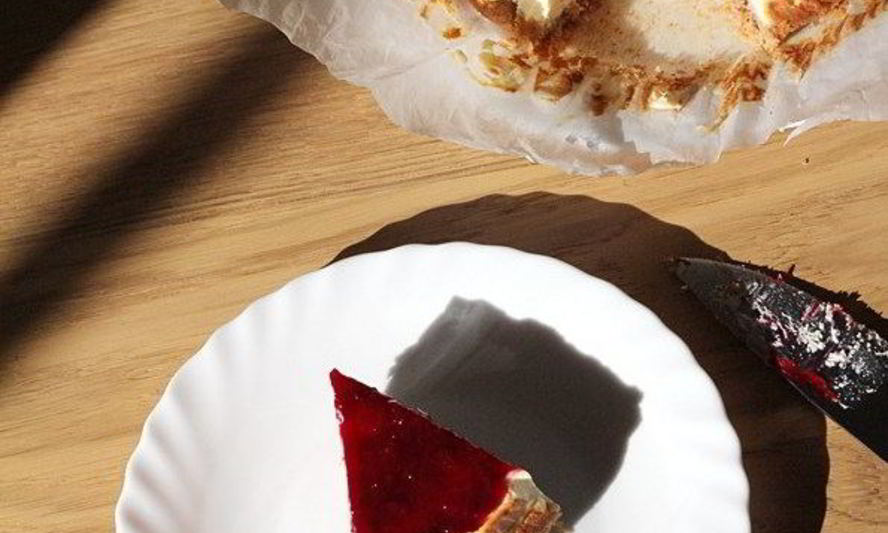 Рецепт низкоуглеводного чизкейка с брусничным соусом