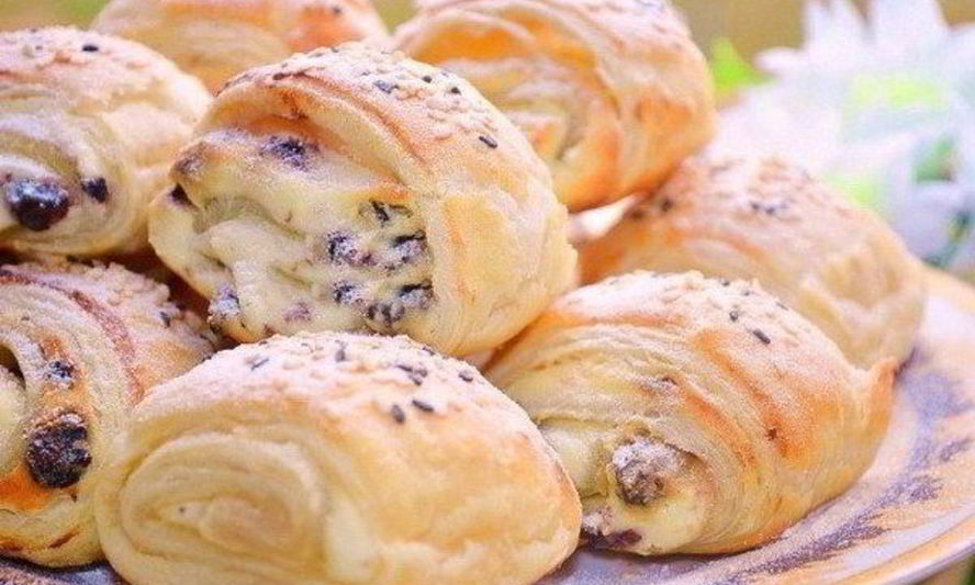 Рецепт домашних слоек с творожной начинкой и изюмом