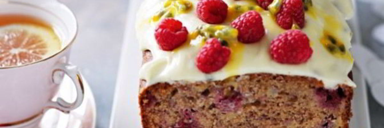 Банановый кекс с малиной