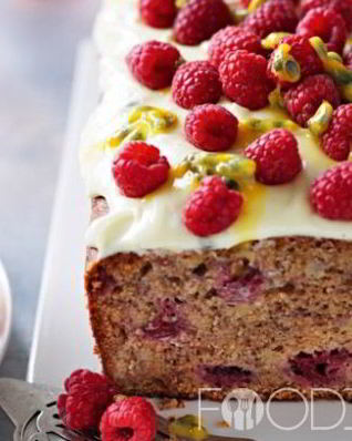 Банановый кекс с малиной