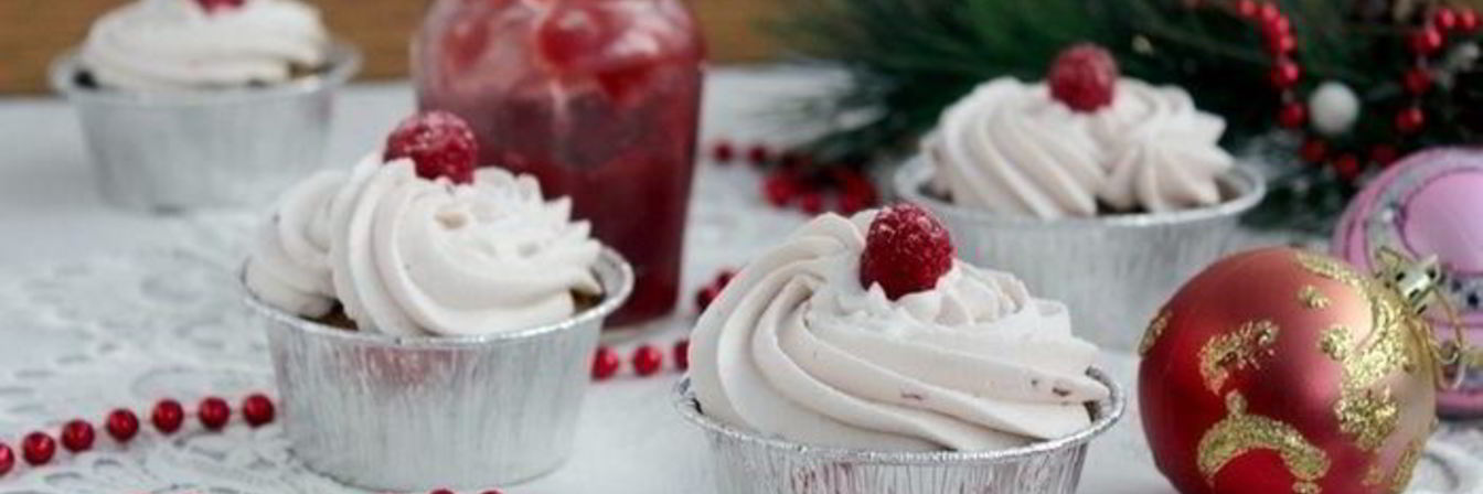 Банановые капкейки с малиновым джемом