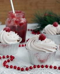 Банановые капкейки с малиновым джемом