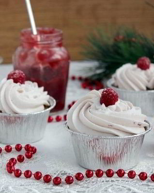 Банановые капкейки с малиновым джемом