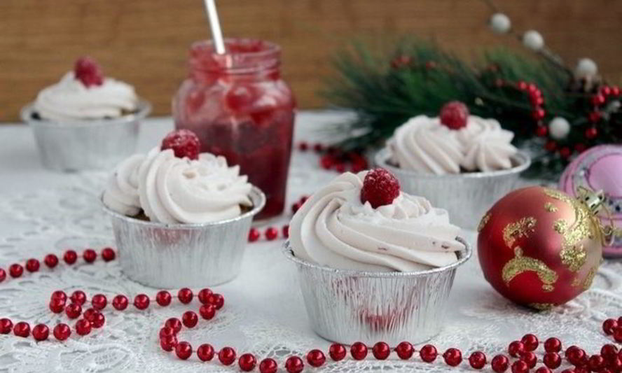 Рецепт банановых капкейков с малиновым джемом