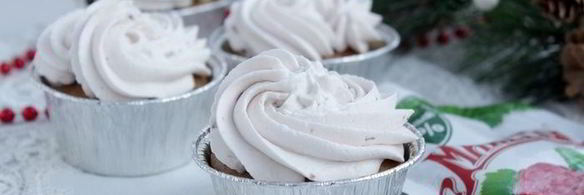 банановые капкейки с малиновым джемом