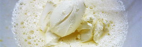 черемуховые капкейки с апельсиновым джемом и ванильным кремом