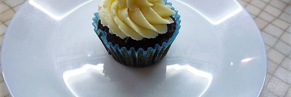 черемуховые капкейки с апельсиновым джемом и ванильным кремом