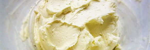 черемуховые капкейки с апельсиновым джемом и ванильным кремом